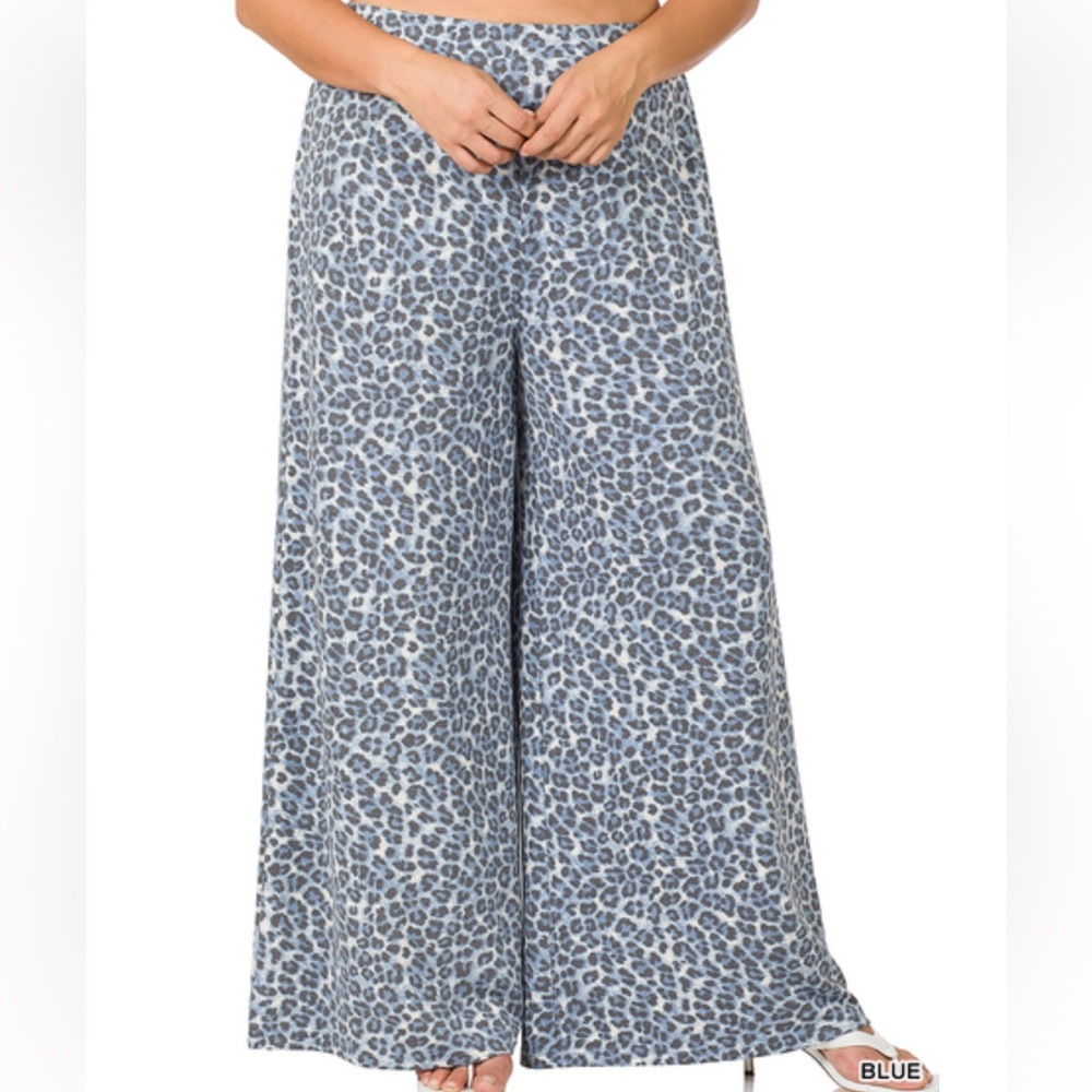 Zenana blue terry cloth leopard print wide leg pants, NWT BOUTIQUE - Picture 2 of 3